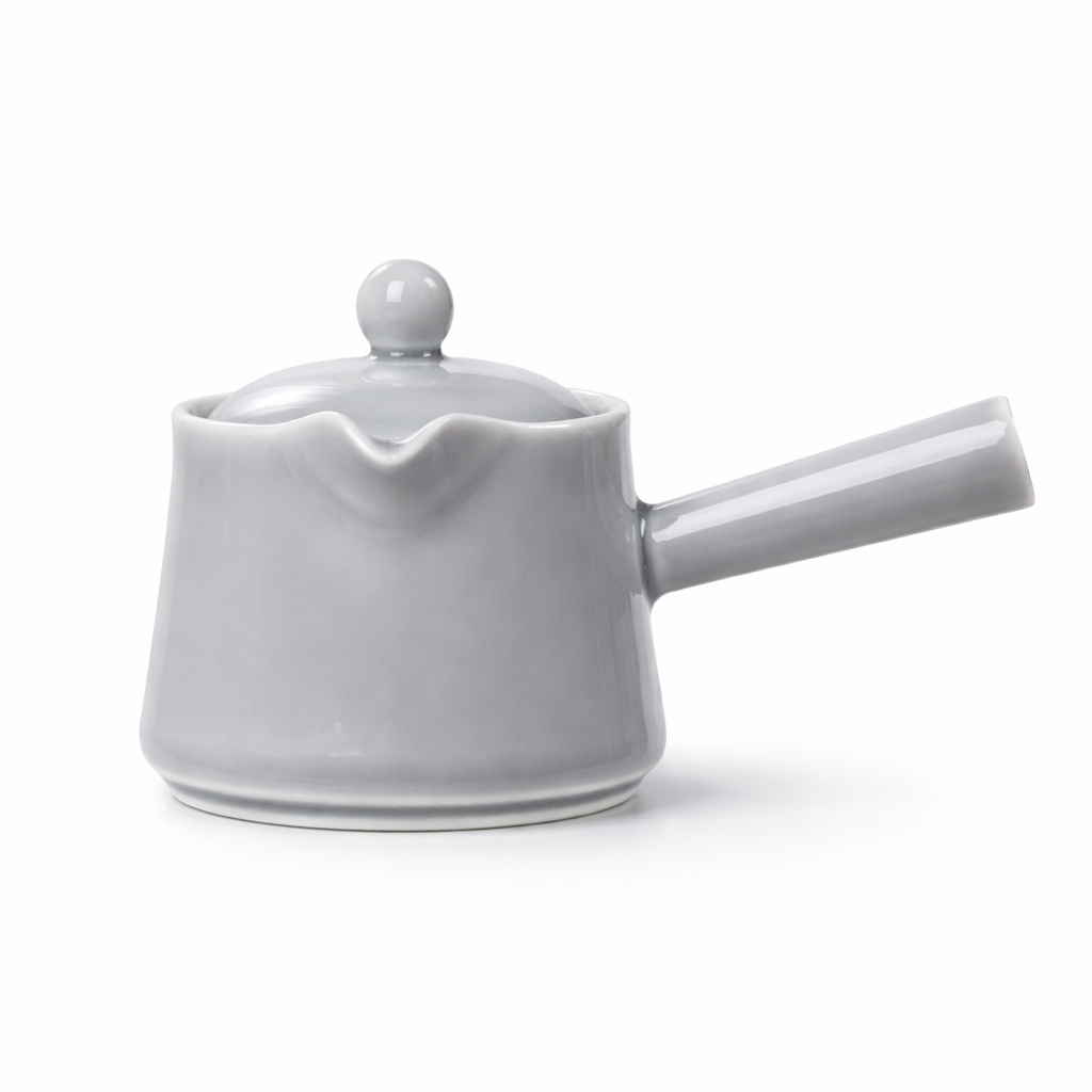 Théière Japonaise Manche Latérale sur fond blanc 