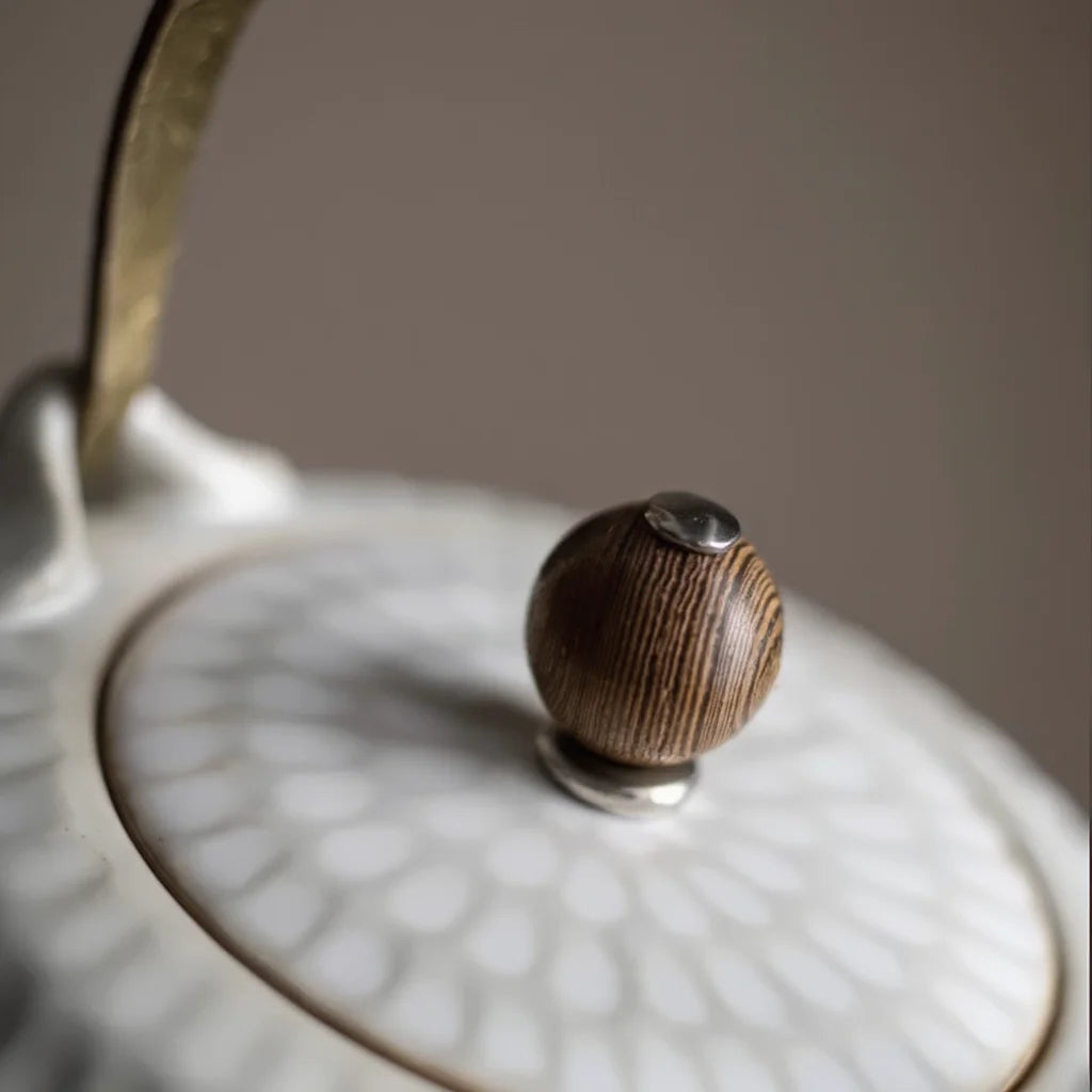 Théière Japonaise en Grès Blanche vue sur le couvercle 