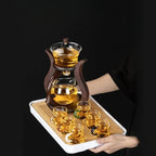 Théière Magnétique avec Tasse tenu par une main plateau 