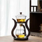 Théière Magnétique avec Tasse sur une table 