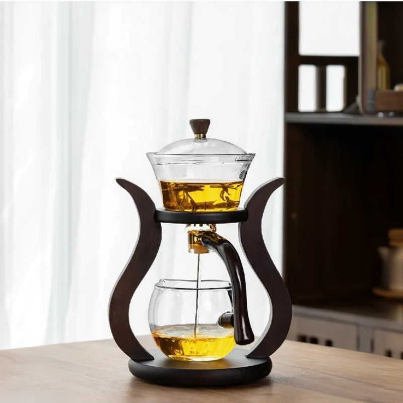 Théière Magnétique avec Tasse sur une table 