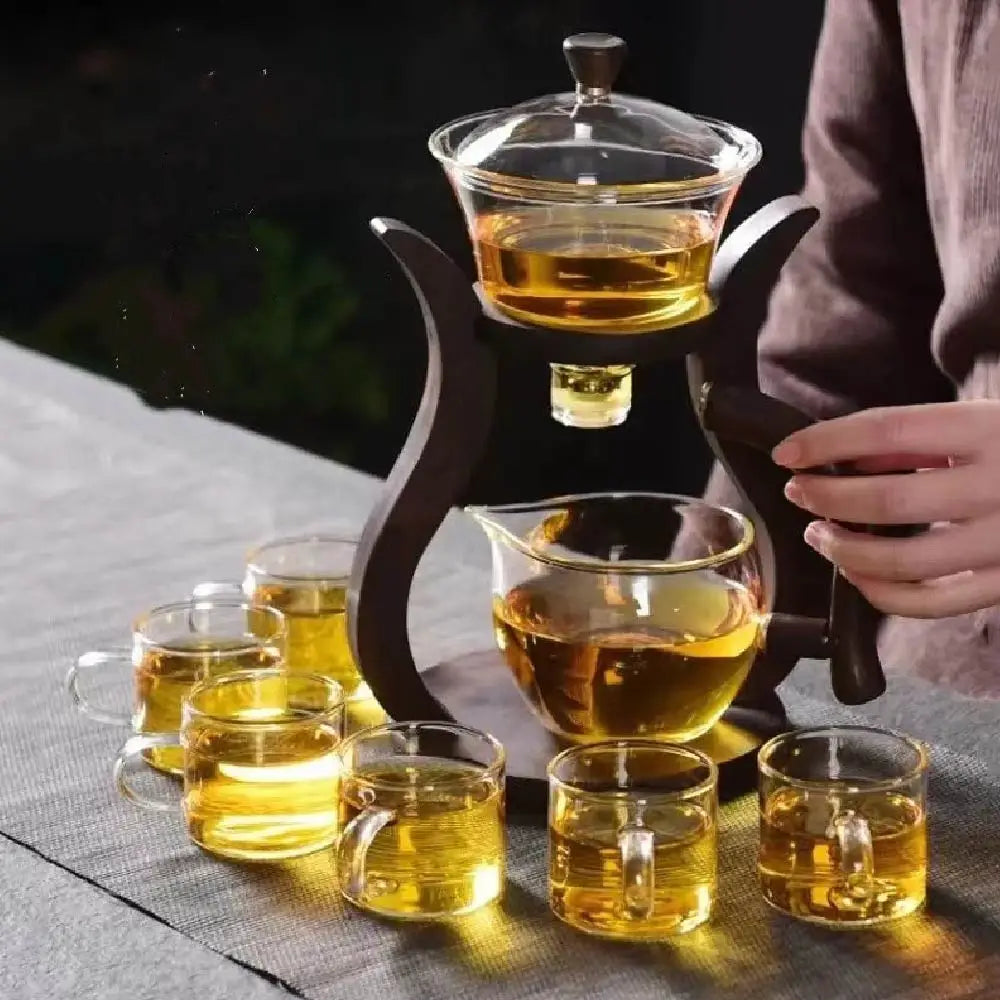 Théière Magnétique avec Tasse sur une table avec des verres 
