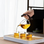 Théière Magnétique avec Tasse versant du thé dans une tasse 