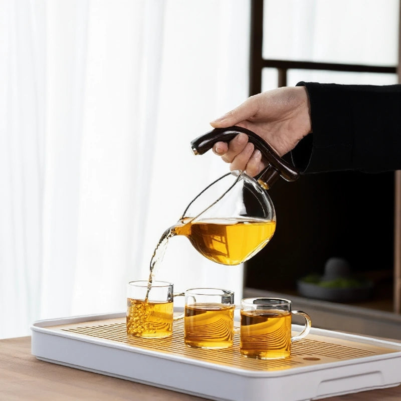 Théière Magnétique avec Tasse versant du thé dans une tasse 