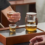 Théière Magnétique en Verre Borosilicate sur un plateau en bois 