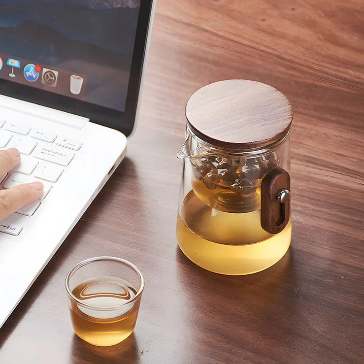 Théière Magnétique en Verre Borosilicate sur une table 