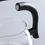 Théière Magnétique en Verre Noir vue sur la poignée 