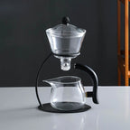 Théière Magnétique en Verre Noir sur une table blanche 