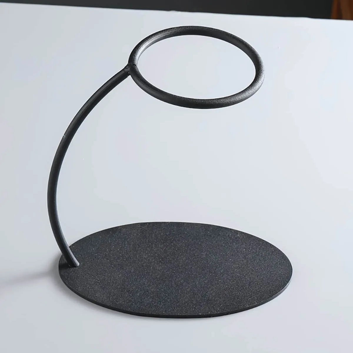 Théière Magnétique en Verre Noir vue sur le socle 