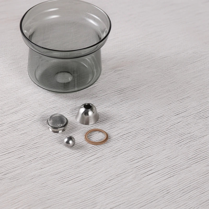 Théière Magnétique en Verre avec Tasse vue sur le filtre 