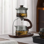 Théière Magnétique en Verre avec Tasse sur une table 