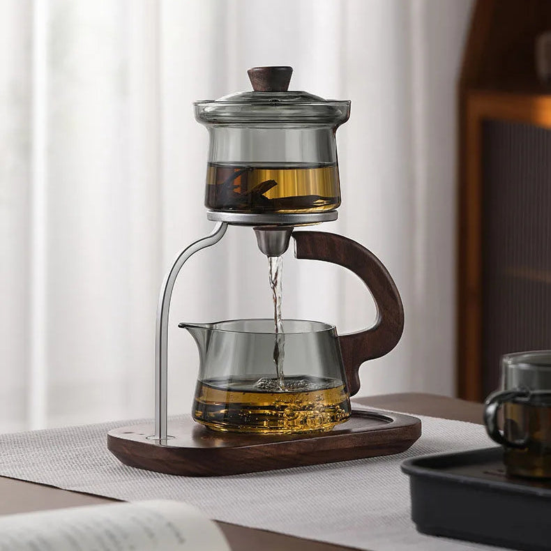 Théière Magnétique en Verre avec Tasse sur une table 