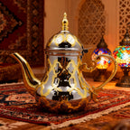 Théière Marocaine Argentée dans un salon marocain 