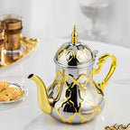 Théière Marocaine Argentée sur une table 