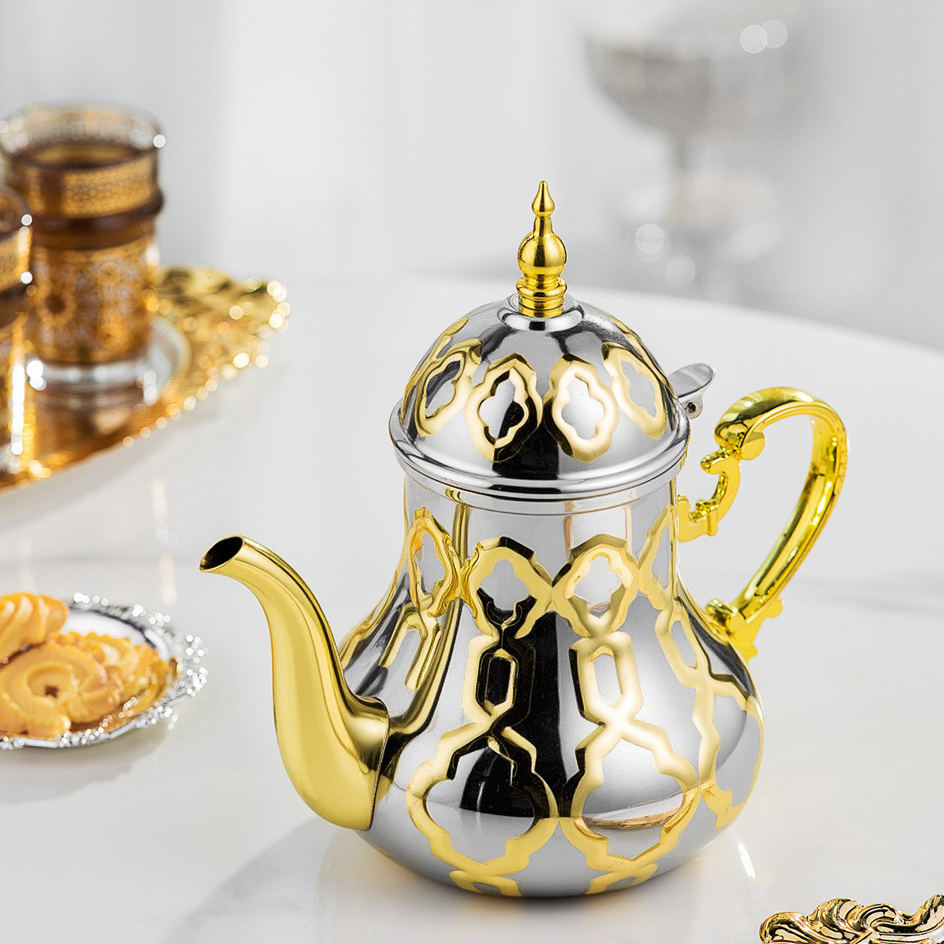 Théière Marocaine Argentée sur une table 
