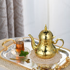 Théière Marocaine Dorée sur un plateau marocain 