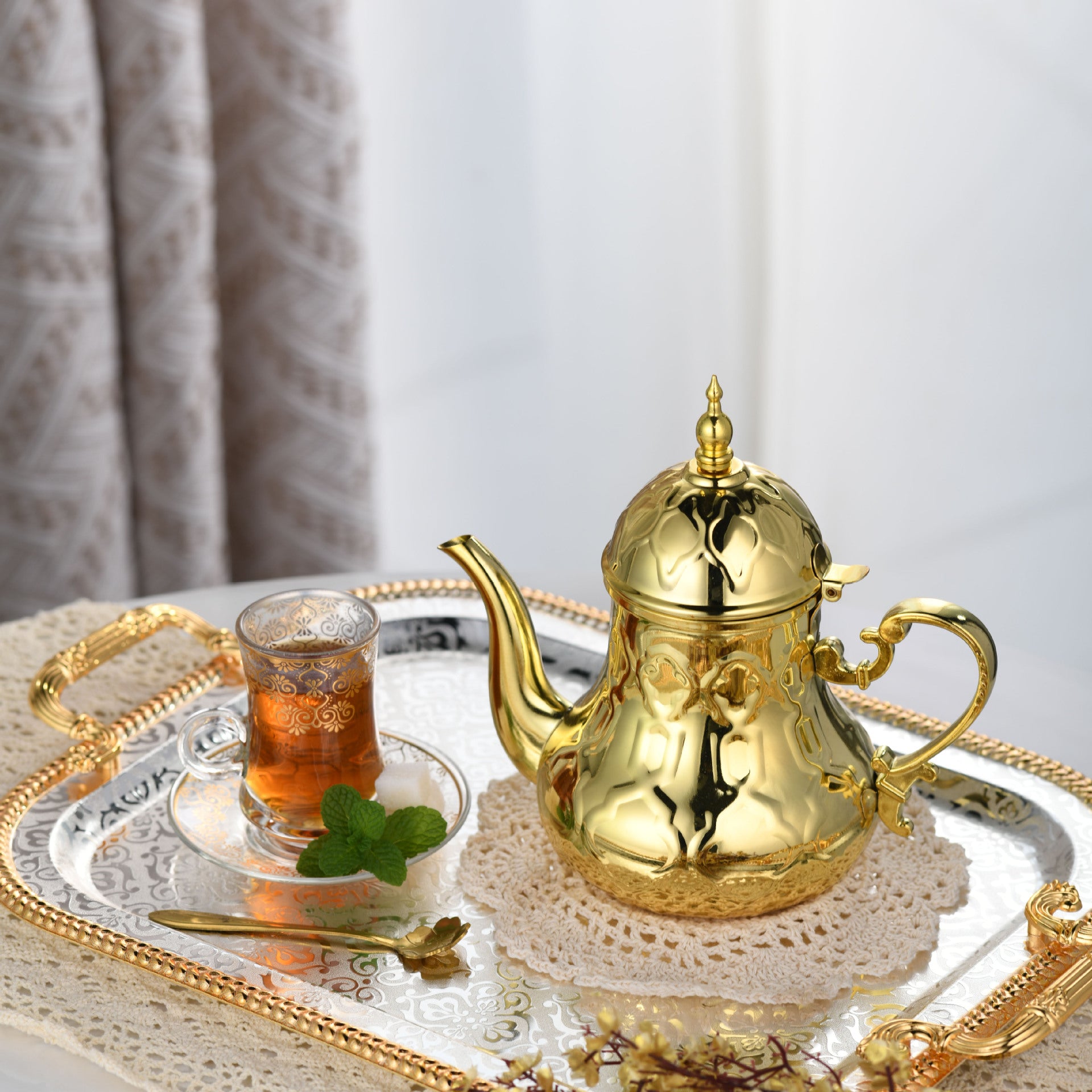 Théière Marocaine Dorée sur un plateau marocain 