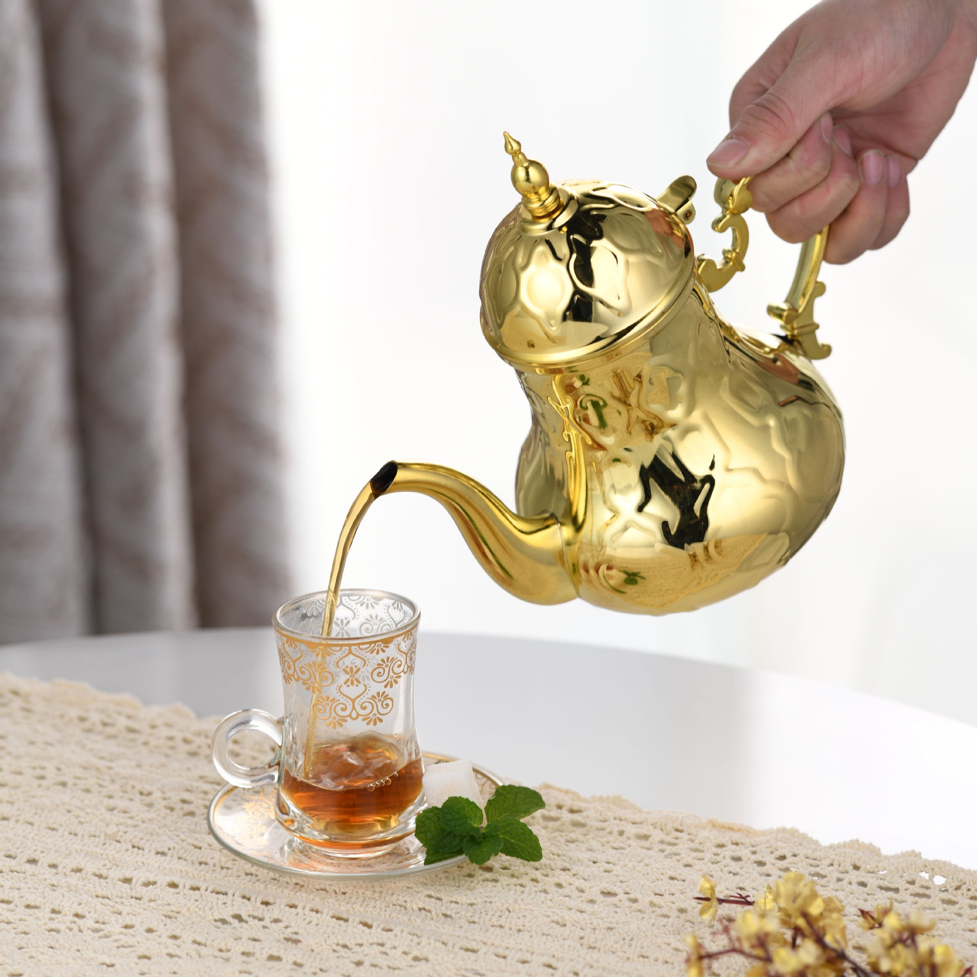 Théière Marocaine Dorée versant du thé 