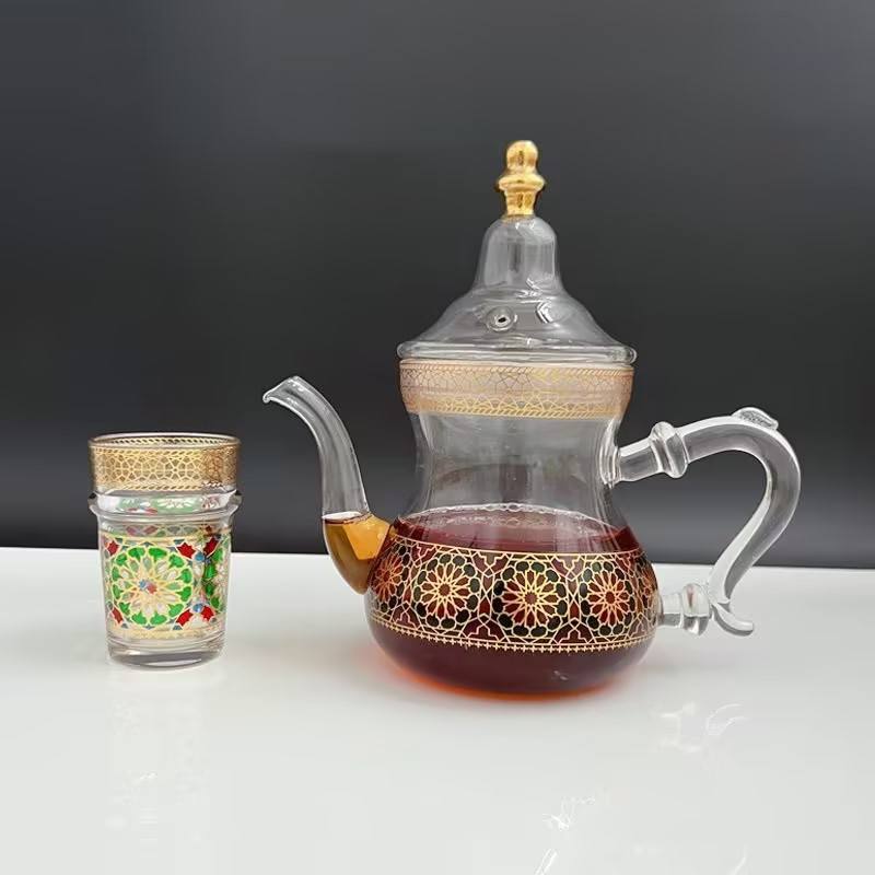 Théière Marocaine en Verre à côté d'une tasse 