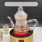 Théière Marocaine en Verre sur une plaque chauffante 
