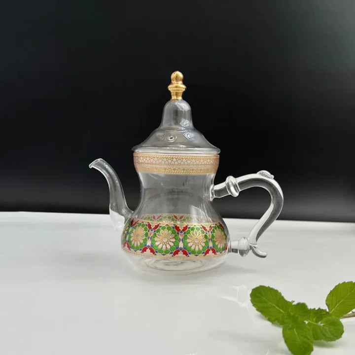 Théière Marocaine en Verre sur une table 