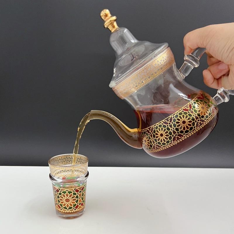 Théière Marocaine en Verre versant du thé 