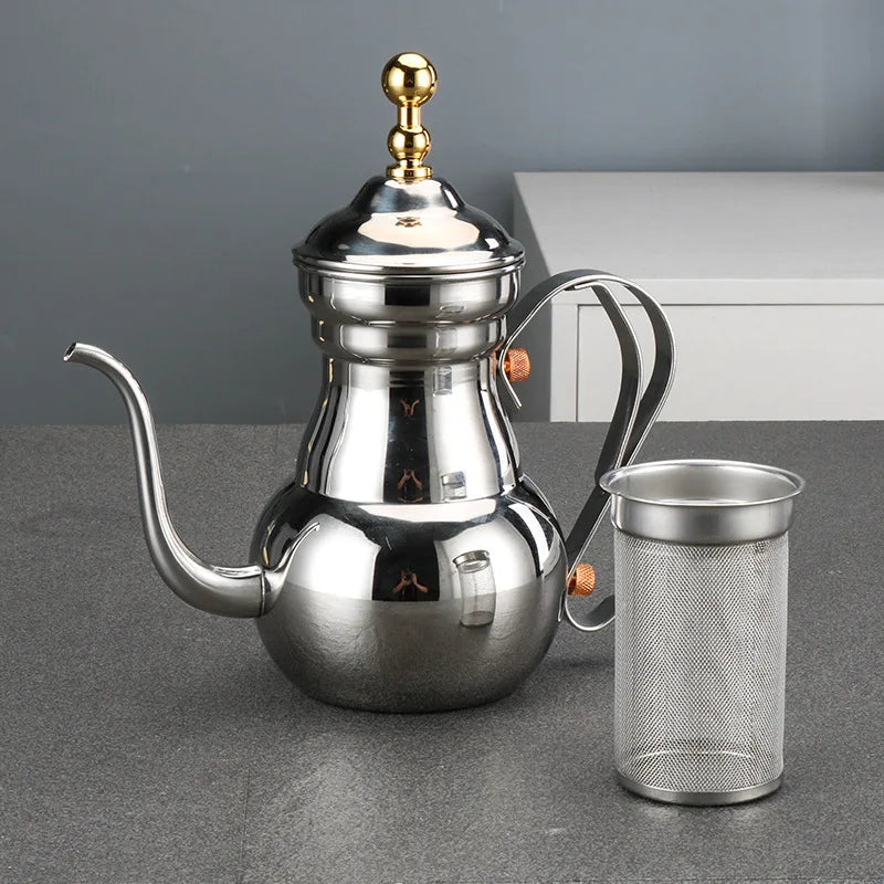 Théière Orientale Argentée avec Infuseur sur une table 