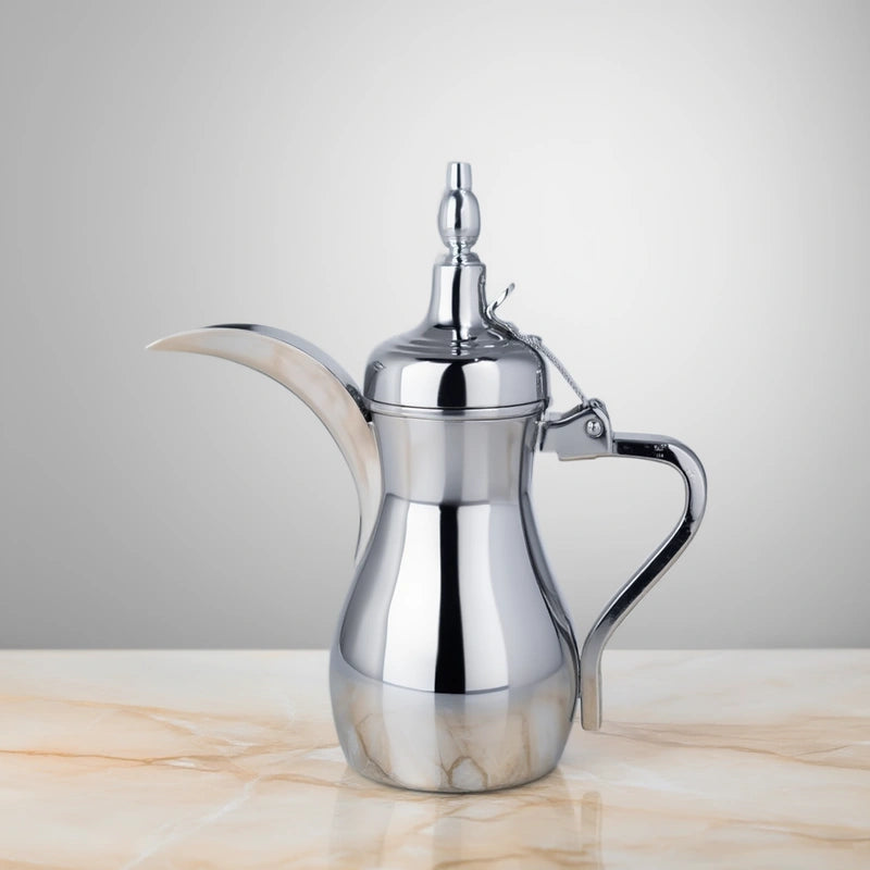 Théière Orientale Argentée en Inox 500 ml sur une table en marbre 