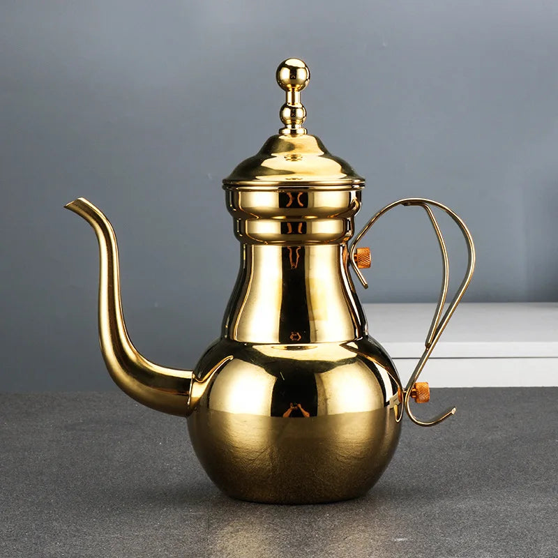 Théière Orientale Dorée avec Infuseur sur une table 