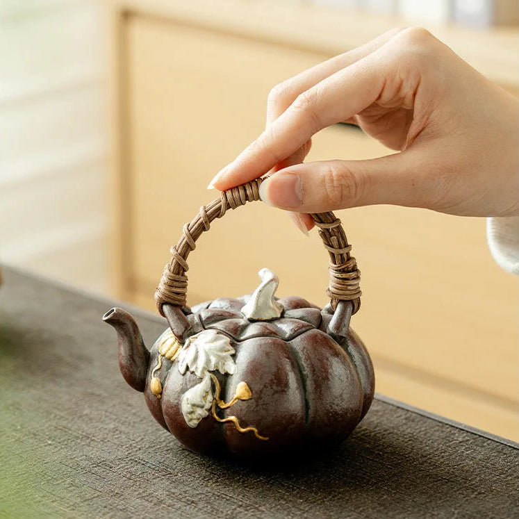 Théière Originale Citrouille main qui tien la anse 