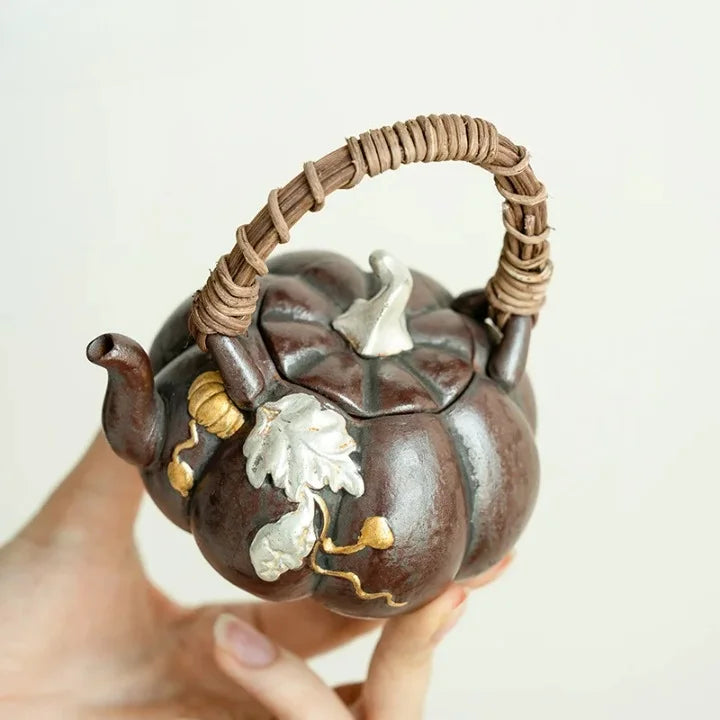 Théière Originale Citrouille  dans une main 