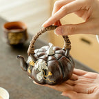 Théière Originale Citrouille  dans une main 