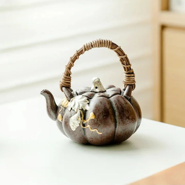 Théière Originale Citrouille  sur une table 