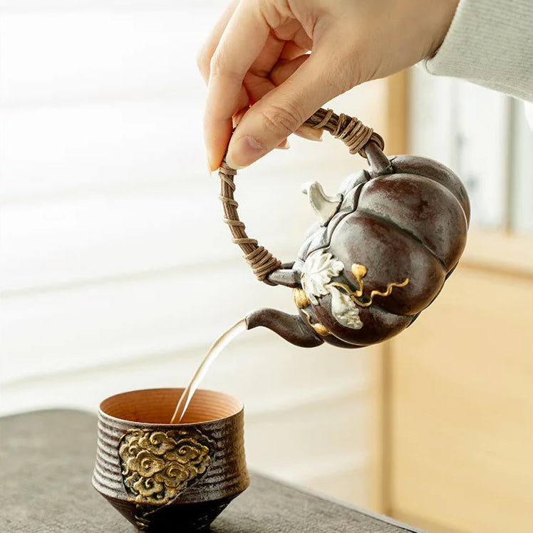 Théière Originale Citrouille  versant du thé 