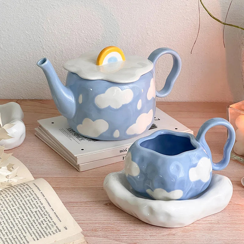 Théière Originale Nuage Bleu sur un livre avec tasse 