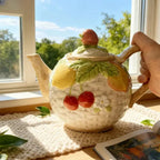 Théière Originale en Céramique Fruit tenu par une main 