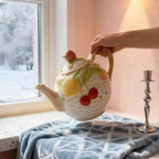 Théière Originale en Céramique Fruit tenu par la poignée 