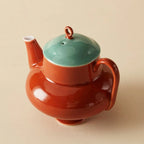 Théière Originale en Céramique Rouge vue sur l'autre côté de la théière 