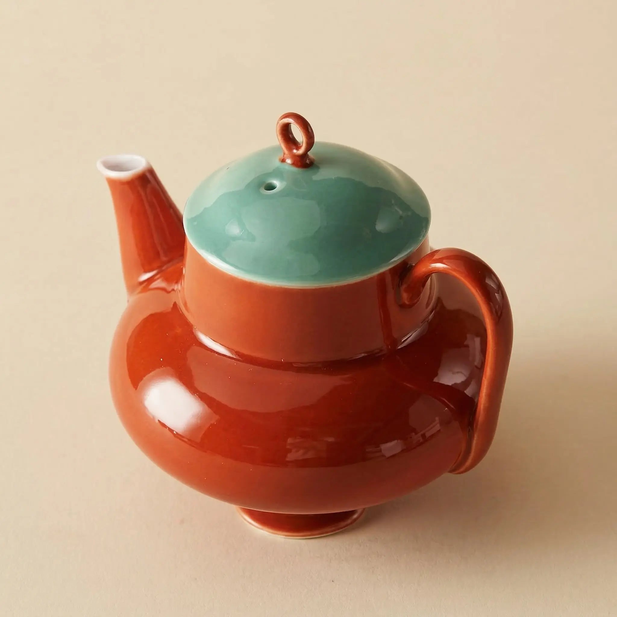 Théière Originale en Céramique Rouge vue sur l'autre côté de la théière 