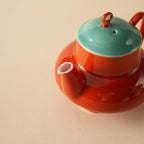 Théière Originale en Céramique Rouge vue sur le bec 