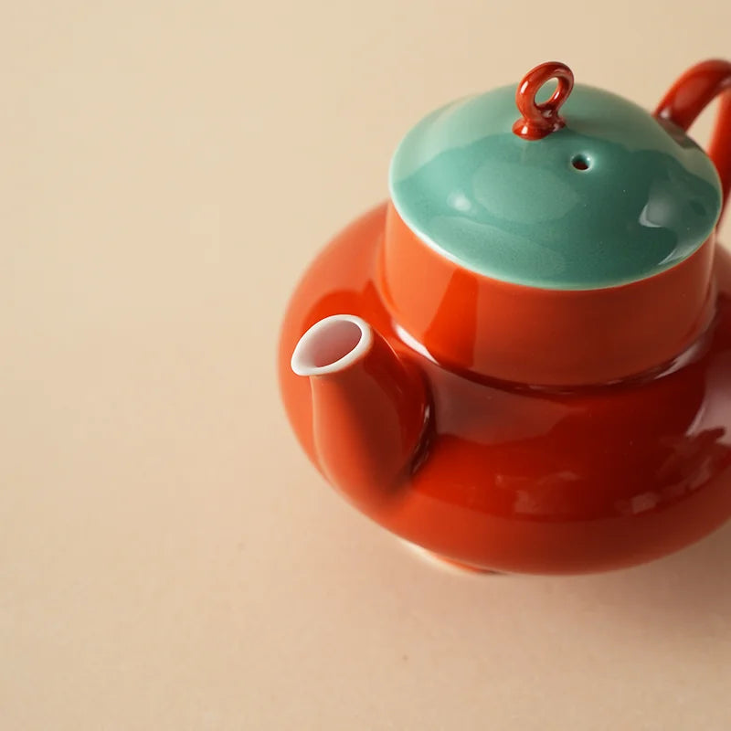 Théière Originale en Céramique Rouge vue sur le bec 