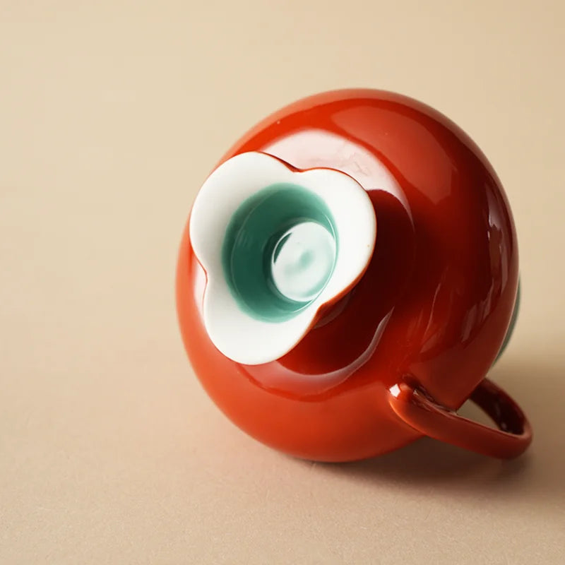 Théière Originale en Céramique Rouge vue sur le dessous de la théière 