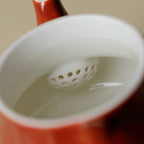 Théière Originale en Céramique Rouge vue sur le filtre boule