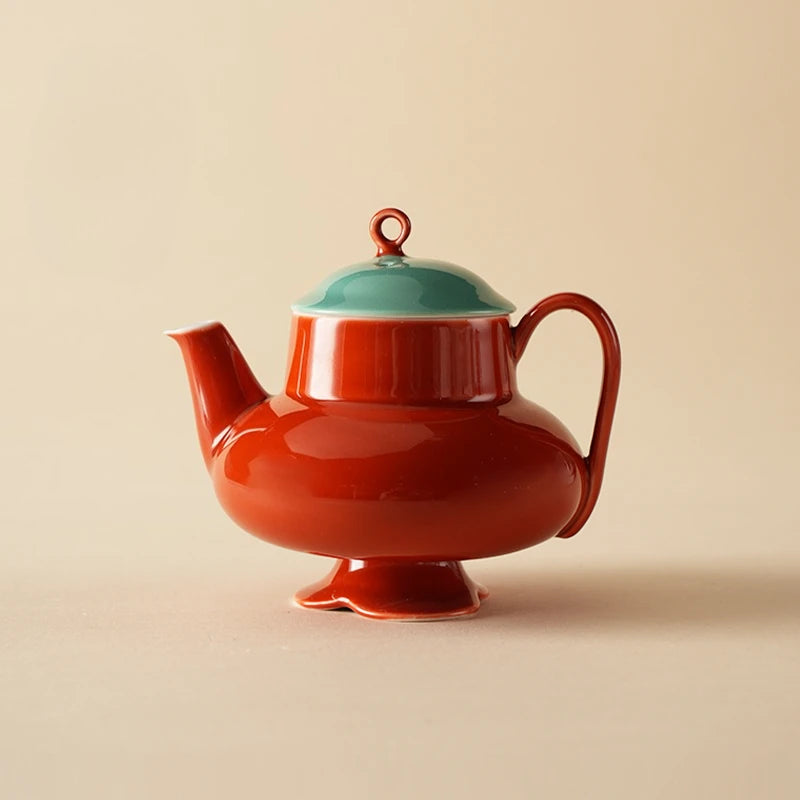 Théière Originale en Céramique Rouge sur fond beige 