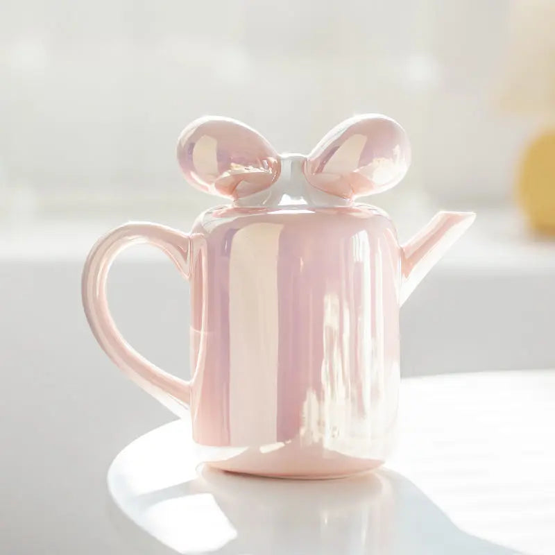 Théière Originale en Porcelaine Rose sur une table 