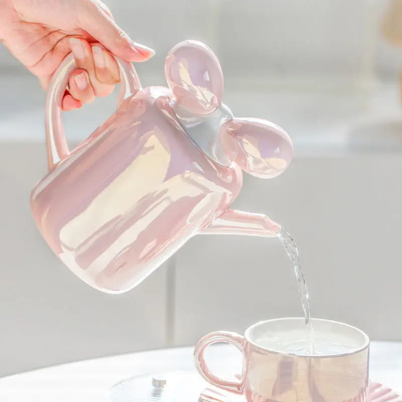 Théière Originale en Porcelaine Rose versant du thé 