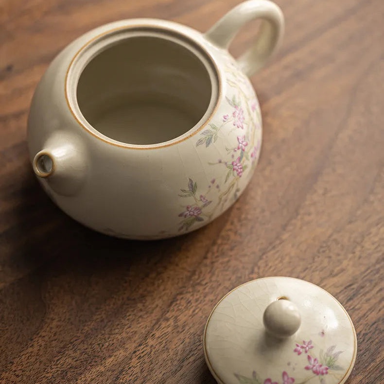 Théière Porcelaine Artisanale Fleurie avec couvercle posée sur la table 