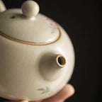 Théière Porcelaine Artisanale Fleurie vue sur le bec
