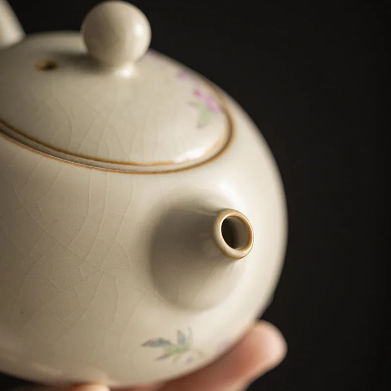 Théière Porcelaine Artisanale Fleurie vue sur le bec
