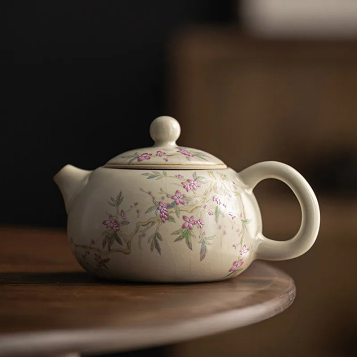 Théière Porcelaine Fleurie sur une table 